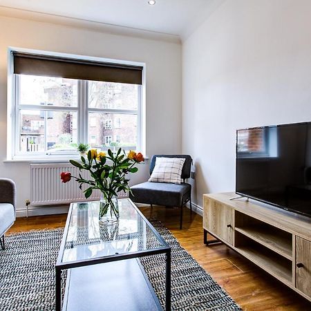 Stylish Two Bedroom Apartment With Free Parking! Romford Extérieur photo
