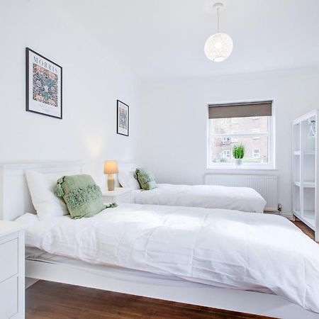 Stylish Two Bedroom Apartment With Free Parking! Romford Extérieur photo
