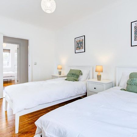 Stylish Two Bedroom Apartment With Free Parking! Romford Extérieur photo