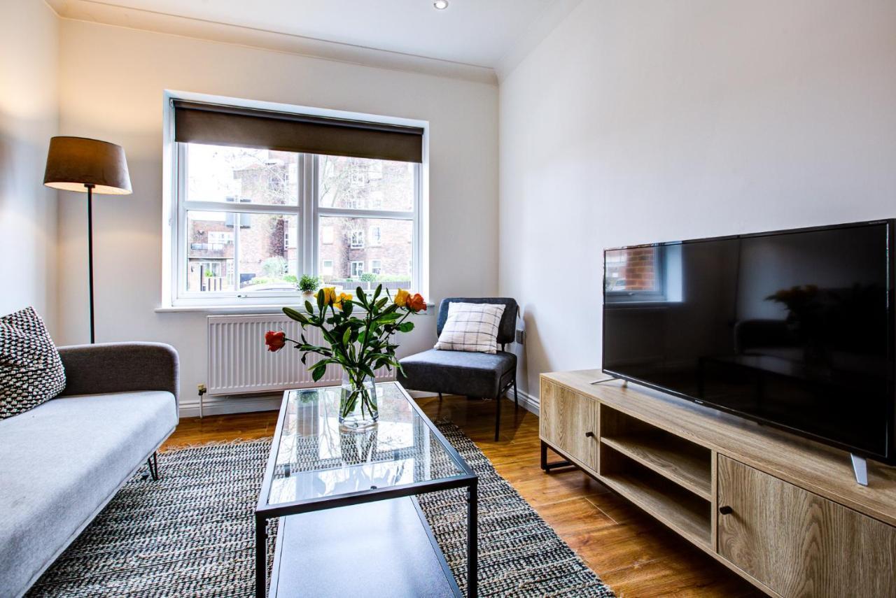 Stylish Two Bedroom Apartment With Free Parking! Romford Extérieur photo