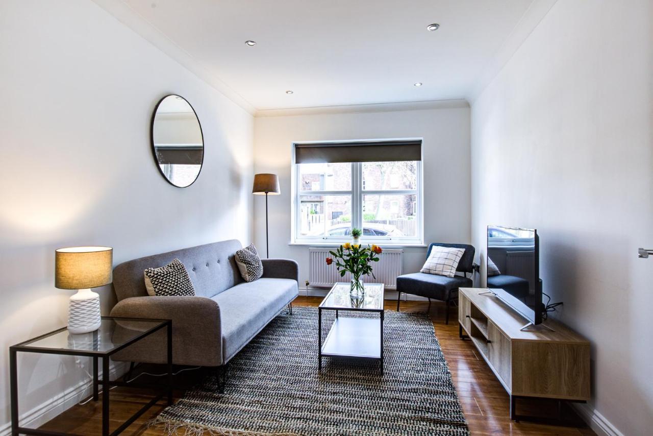 Stylish Two Bedroom Apartment With Free Parking! Romford Extérieur photo