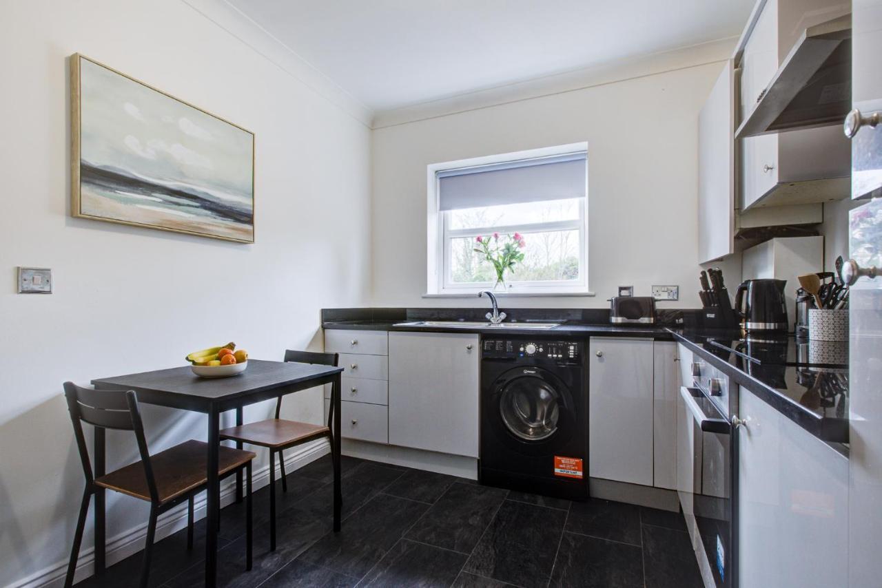 Stylish Two Bedroom Apartment With Free Parking! Romford Extérieur photo
