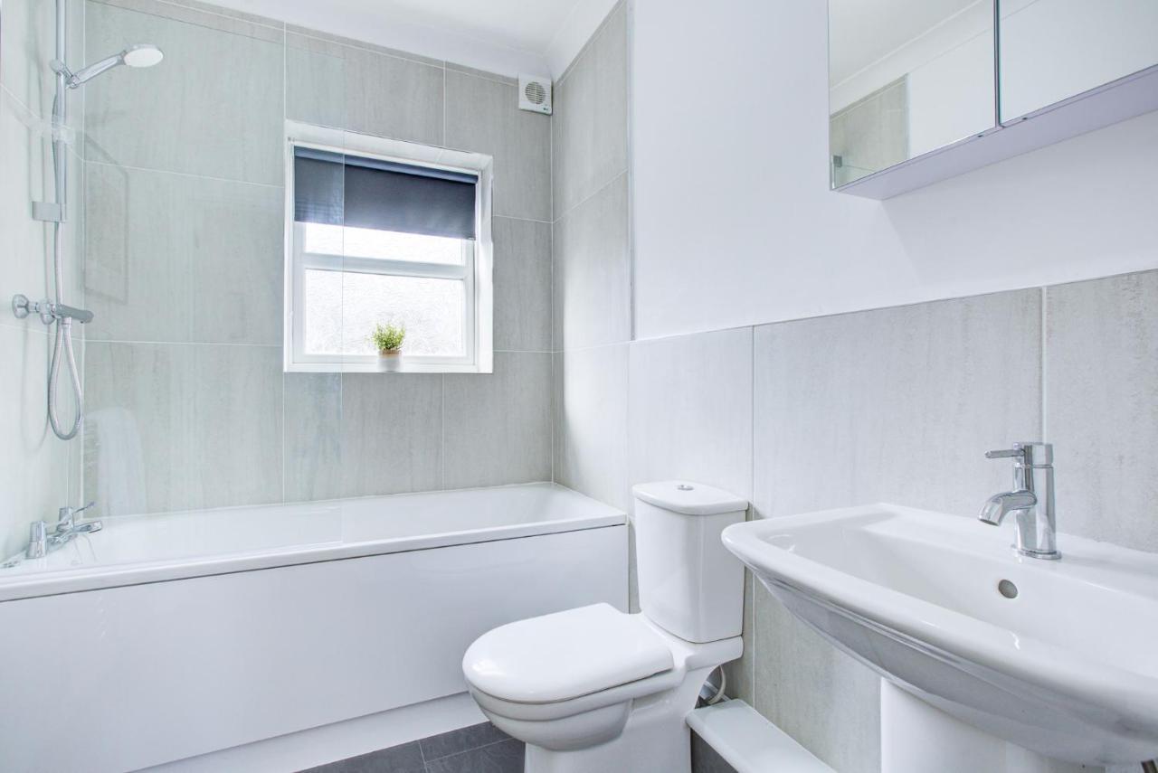 Stylish Two Bedroom Apartment With Free Parking! Romford Extérieur photo