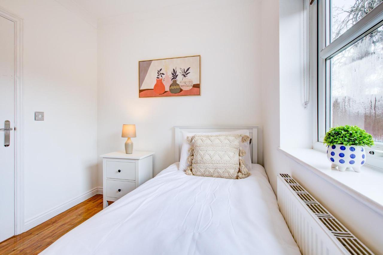 Stylish Two Bedroom Apartment With Free Parking! Romford Extérieur photo