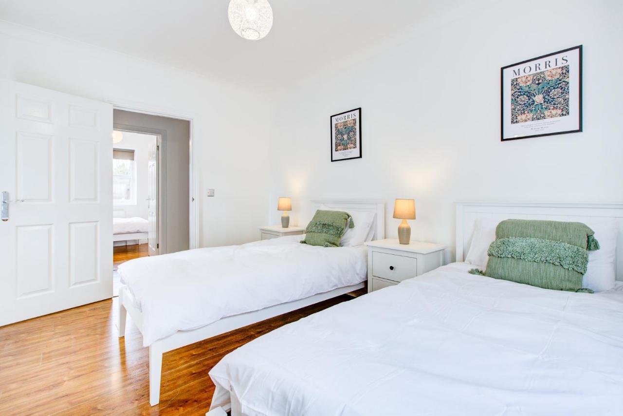Stylish Two Bedroom Apartment With Free Parking! Romford Extérieur photo