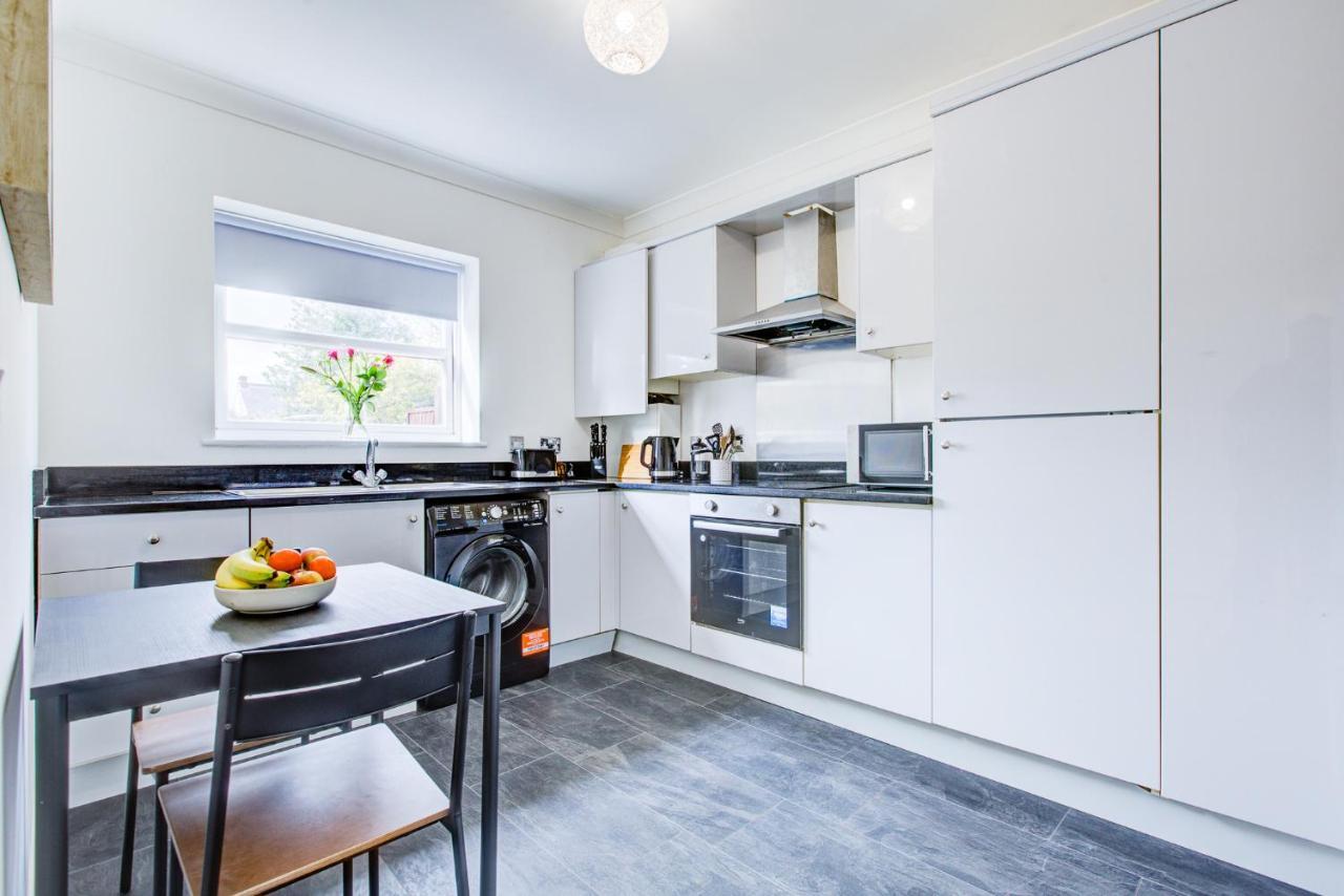 Stylish Two Bedroom Apartment With Free Parking! Romford Extérieur photo