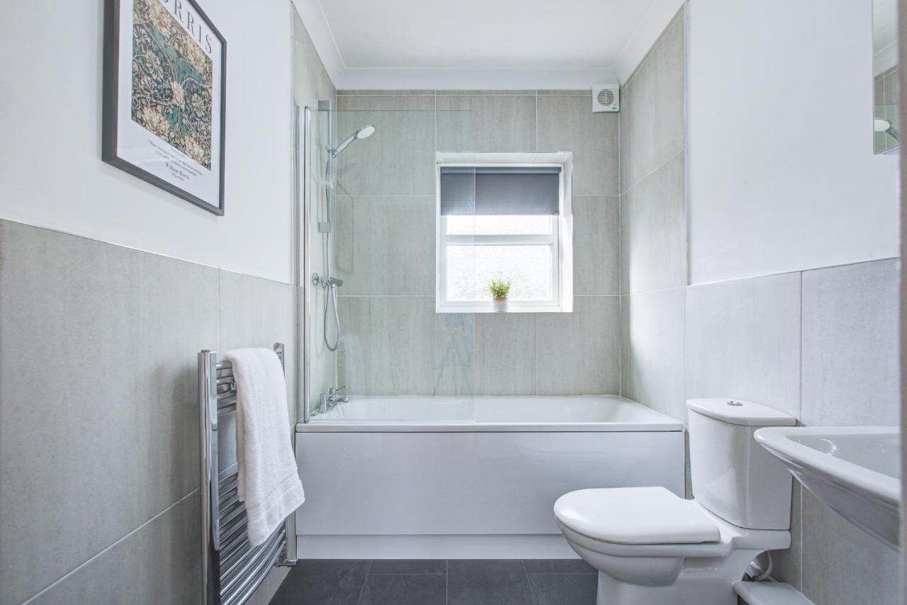 Stylish Two Bedroom Apartment With Free Parking! Romford Extérieur photo