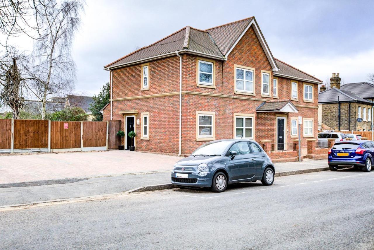 Stylish Two Bedroom Apartment With Free Parking! Romford Extérieur photo