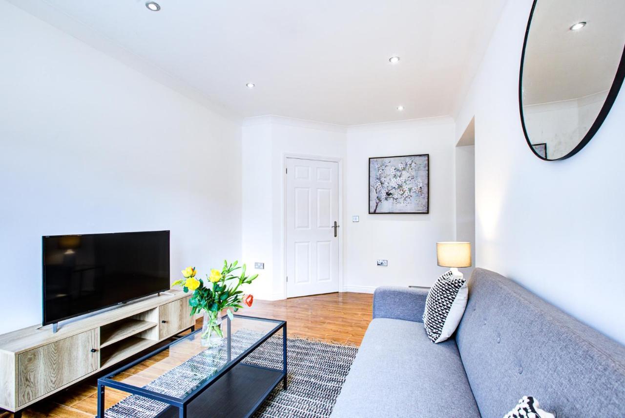 Stylish Two Bedroom Apartment With Free Parking! Romford Extérieur photo